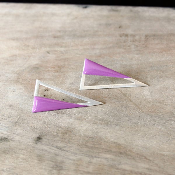 Boucles d'oreilles triangle-Boucles d'oreilles en argent sterling 925 peintes à la main en émail-Matte Finish-Boucles d'oreilles modernes-Bijoux géométriques