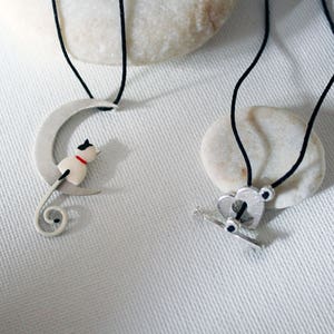 Collana fatta a mano con gatto romantico - Gatto e luna - Lavorazione in metallo - Argento sterling 925 placcato oro 18k - Smalto dipinto a mano - Collana con luna - Gioielli per animali domestici