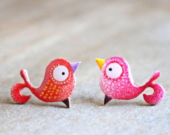 Boucles d'oreilles Tiny Love Birds - Boucles d'oreilles en bronze ou en argent sterling - Peinture acrylique originale - Boucles d'oreilles peintes à la main - Oiseau rouge vif