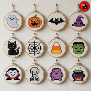Può includere: Dodici telai da ricamo circolari in legno contenenti motivi a punto croce in pixel art di icone di Halloween, tra cui un fantasma, una zucca, un pipistrello, un cappello da strega, un gatto nero, una ragnatela, caramelle, un mostro di Frankenstein e un calderone.