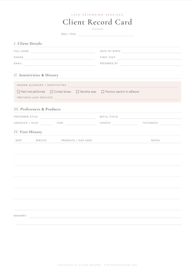 Puede incluir: Una tarjeta de registro de cliente para extensiones de pesta&ntilde;as en papel blanco con texto negro. Las secciones incluyen detalles del cliente, sensibilidades e historial, preferencias y productos, e historial de visitas con l&iacute;neas en blanco.