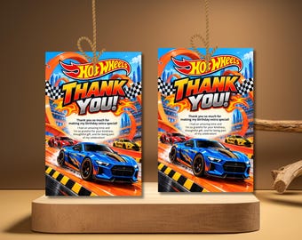 Puede incluir: Dos etiquetas de agradecimiento rectangulares con temática de Hot Wheels y cordeles. El diseño muestra un coche de carreras azul en una pista, un patrón de bandera a cuadros y el texto: Hot Wheels THANK YOU! Thank you so much for making my birthday extra special!