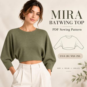 Könnte beinhalten: Ein PDF-Schnittmuster für ein Mira-Fledermaus-Oberteil, bestehend aus einem bauchfreien, olivgrünen Langarmshirt mit Rundhalsausschnitt. Die Grafik enthält eine Strichzeichnung des Oberteils, die Größen US 0-20 / XXS-2XL und den Text MIRA BATWING TOP.