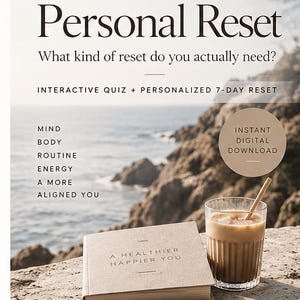Könnte beinhalten: Ein digitaler Ratgeber mit dem Titel The Personal Reset und dem Untertitel What kind of reset do you actually need? Er enthält ein interaktives Quiz, einen 7-Tage-Reset sowie Text zu mind, body, routine, energy, a more aligned you. Ein Buch mit dem Titel A Healthier Happier You und ein Glas Eiskaffee sind abgebildet.
