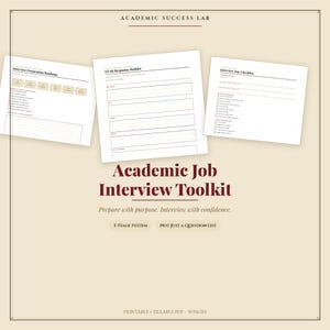 Op de afbeelding: Een digitale Academic Job Interview Toolkit documentenset met drie witte pagina's met zwarte tekst, waaronder een interviewvoorbereidingsroadmap, een STAR-antwoordbouwer en een checklist voor de interviewdag op een beige achtergrond.