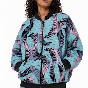Peut inclure: Un blouson bomber avec un fond bleu sarcelle orné d'un motif répétitif de formes incurvées en éventail, bleu marine et rose clair. Le vêtement présente un col, des poignets et un ourlet côtelés noirs, ainsi qu'une fermeture éclair centrale noire.