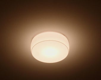 Zelfklevende inbouwspotdiffuser - een afdekking voor spotjes die de schittering verzacht en het felle LED-licht warmer maakt. Geschikt voor alle inbouwspots (4 maten).