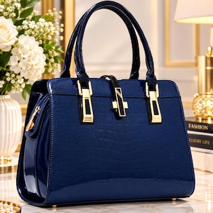 Peut inclure: Un sac à main bleu marine brillant avec un motif texturé en peau de crocodile. Le sac présente deux poignées supérieures, des accents en métal doré sur le devant et une fermeture centrale verticale avec un détail rectangulaire noir et doré.