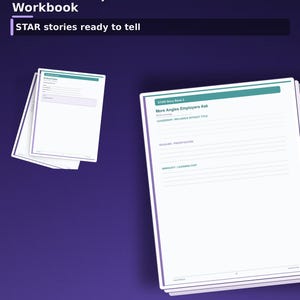 Op de afbeelding: Een interviewvoorbereidingswerkboek met witte pagina's, groenblauwe koppen en gelinieerde secties voor STAR-verhalen. De tekst bevat Interview Prep Workbook, STAR stories ready to tell, STAR Story Bank 2, More Angles Employers Ask, Leadership, Deadline en Ambiguity.