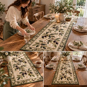 Peut inclure: Un chemin de table matelassé rectangulaire orné d'un motif brodé de branches d'olivier avec des olives violet foncé et des fleurs blanches sur fond crème, encadré par une bordure vert foncé avec un motif de feuilles répétitif.