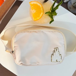 Pochete temática Disney com aplique de castelo, pochete temática Disney, bolsa transversal Disney, bolsa de viagem, apliques de chenille