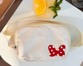 Disney Gürteltasche mit Minnie Schleifen Aufnäher, Disney Gürteltasche, Crossbody Disney Tasche, Reisetasche, Chenille Patches
