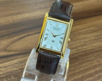 Vintage Seiko Tank-klocka: Guldfärgad boett, vit urtavla, brunt läderarmband, japansk kvarts