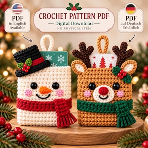 Könnte beinhalten: Zwei gehäkelte Geschenkkartenhalter in Form eines Schneemanns und eines Rentiers. Der Schneemann trägt einen schwarzen Zylinder mit Stechpalme, das Rentier hat braune Geweihe und einen grünen Schal. Text: CROCHET PATTERN PDF, Digital Download, NO PHYSICAL ITEM.