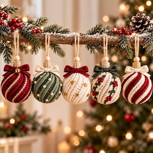 Puede incluir: Cinco adornos navideños redondos de ganchillo colgados de una rama. Los adornos presentan diseños variados que incluyen rayas rojas y doradas, verde con perlas blancas, crema con estrellas doradas, bayas de acebo y rayas rojas y blancas.