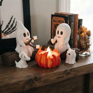 Porte-bougies fantômes autour d'un feu de camp, adorable ensemble de figurines décoratives pour Halloween, fantômes effrayants faisant griller des guimauves, cadeau chaleureux pour étagère ou bureau sur le thème de l'automne