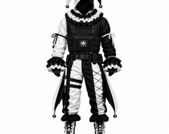 Pode incluir: Um traje de bobo da corte em preto e branco com capuz e guizos, gola com babados e colete tático com um emblema de bobo. O conjunto inclui mangas compridas com punhos de babados, calças com detalhes de cadarço e botas bicolores.