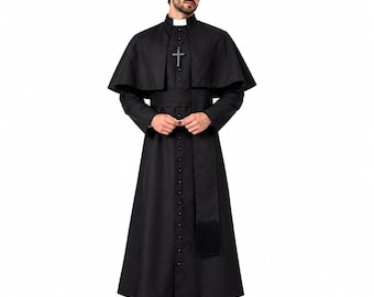 Pode incluir: Uma batina preta com colarinho clerical branco, uma capa curta sobre os ombros e uma faixa comprida com franjas. A peça é fechada com uma fila vertical de botões na frente e complementada por um pingente de cruz escura.