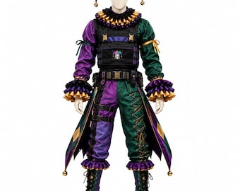 Pode incluir: Um traje de bobo da corte com um esquema de cores roxo e verde com detalhes dourados. O conjunto inclui um chapéu de várias pontas, um colarinho com babados, um colete tático preto com um emblema de caveira, calças com laços e botas.