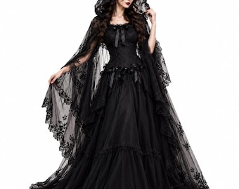 Pode incluir: Um vestido preto longo até ao chão com corpete justo, laço no decote, saia em camadas e uma capa com capuz em renda transparente, apresentando bordados florais detalhados ao longo das bordas recortadas e mangas compridas.