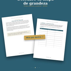 May include: Two white pages from a workbook titled Descubre tu mapa de grandeza, featuring text in Spanish, a table for SWOT analysis, and a gold rectangular button with the text Mira por dentro. The background is a solid dark teal colour.