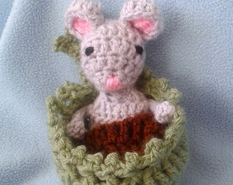 Sweet Little Mouse With Leaf Bed And Blanket