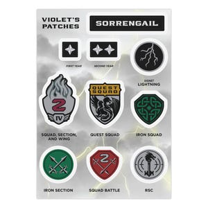 Könnte beinhalten: Ein Aufkleberbogen mit der Aufschrift Violet's Patches Sorrengail, der verschiedene militärische Abzeichen zeigt. Die Motive umfassen Sternenränge, einen Blitz, ein Drachenwappen, einen Schild mit Knotenmuster, gekreuzte Schwerter und ein Schlüsselsymbol.
