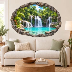 Puede incluir: Un adhesivo de pared con efecto trampantojo de una ventana ovalada con borde de piedra que da a una escena de cascada tropical. La imagen muestra agua en cascada, una piscina turquesa, follaje verde exuberante y un cielo azul con nubes.