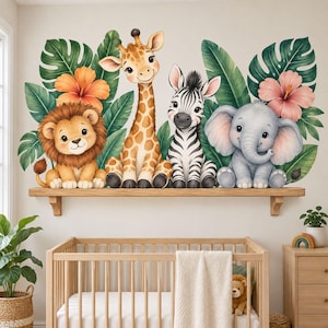 Può includere: Un set di adesivi murali con un leone, una giraffa, una zebra e un elefante in stile cartone animato seduti insieme. Gli animali sono circondati da grandi foglie tropicali verdi e due fiori di ibisco, uno arancione e uno rosa.