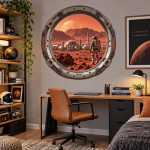 Puede incluir: Un adhesivo de pared circular que muestra la vista desde una escotilla de estación espacial hacia un paisaje de planeta rojo con una estructura de cúpula, terreno rocoso y un astronauta en primer plano. El marco es gris metálico con acentos.