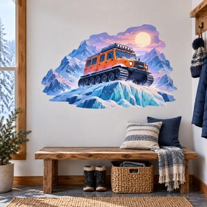 Op de afbeelding: Een muursticker met een oranje rupsvoertuig dat over besneeuwde bergtoppen rijdt onder een grote zon. De illustratie toont een ruig landschap met blauwe en witte gletsjers, een heldere lucht en een felle, ronde zon op de achtergrond.