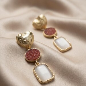 Orecchini pendenti a forma di cuore in terracotta con opale bianco a cuscino e quarzo druzy, regalo moderno per la sposa.