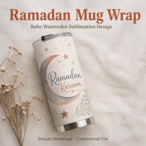 Può includere: Un bicchiere cilindrico con un design ad acquerello raffigurante una mezzaluna, stelle e rami frondosi. Il testo 'Ramadan Kareem' è stampato in un carattere corsivo sulla parte anteriore. Il bicchiere presenta un bordo e una base in metallo.