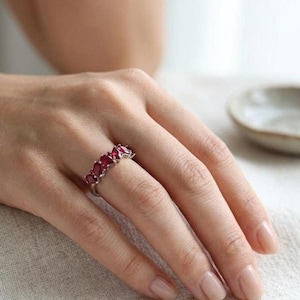 Lab-odlad rubin halv alliansring: Sterling silver päronslipad stapelbar ring