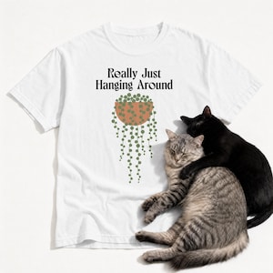 Camiseta con estampado de plantas "Really Just Hanging Around" / Ilustración de collar de perlas Comfort Colors®