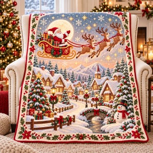 Op de afbeelding: Een geweven plaid met een feestelijk wintertafereel met de Kerstman in een arrenslee getrokken door rendieren boven een besneeuwd dorp. Het ontwerp bevat een versierde kerstboom, een sneeuwpop en een rand van rode kerststerren en hulst.