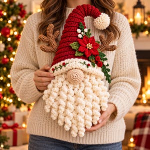 Peut inclure: Une décoration de gnome en crochet faite à la main avec un grand chapeau pointu rouge à pompon blanc, des bois texturés marron et une longue barbe bouclée couleur crème. Le chapeau est orné d'un poinsettia rouge, de feuilles et de baies.
