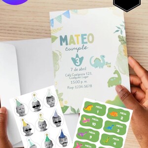 Puede incluir: Una tarjeta de invitación de cumpleaños con temática de dinosaurios, el texto Mateo cumple, un número 3 y detalles del evento. Se incluye una hoja de pegatinas circulares con fotos de un niño con gorros de fiesta y etiquetas de mesa verdes.