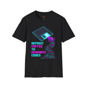 Könnte beinhalten: Ein schwarzes Kurzarm-T-Shirt mit einer Grafik einer Diskette, aus der eine violette Flüssigkeit fließt, die sich in Zeilen von Computercode verwandelt. Der Text DEPOSIT COFFEE TO GENERATE CODES ist in Cyan und Pink auf das T-Shirt gedruckt.