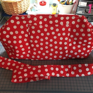oxygen purse, pockets, padded strap, portable travel bag, tote, oxygen tank, multiple tank size options, in red and white dots cotton fabric