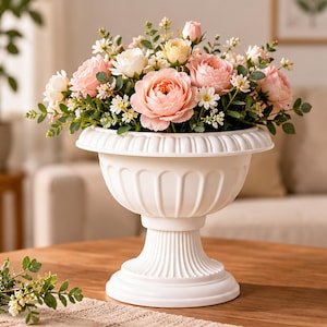 Dekorativer weißer Pflanzkübel aus Kunststoff, klassische geriffelte Blumenvase, Pflanzkübel im Vintage-Stil auf Sockel, elegante Dekoration für Haus und Garten