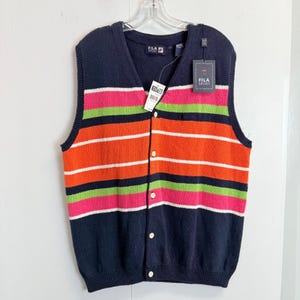 Fila Sport Vintage gestreept vest in marineblauw met meerdere kleuren, nieuw met prijskaartje, maat Large, met knoopsluiting.