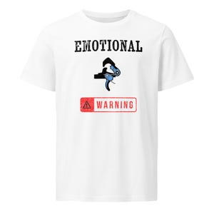 Könnte beinhalten: Ein weißes Kurzarm-T-Shirt mit dem schwarzen Schriftzug EMOTIONAL über einer Grafik eines blau-schwarzen Abzugsmechanismus einer Schusswaffe, gefolgt von einem roten Rechteck mit Warnsymbol und dem weißen Text WARNING.