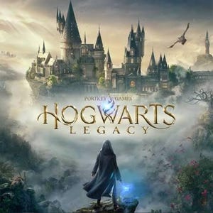 Puede incluir: Una ilustración digital que muestra un gran castillo de piedra en un acantilado sobre las nubes. El texto dice Portkey Games Hogwarts Legacy. Una figura encapuchada está en primer plano sobre una roca, sosteniendo una luz azul brillante.