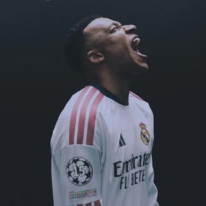 Peut inclure: Une jaquette de jeu vidéo avec le texte ULTIMATE EDITION EA SPORTS FC 27. Un joueur porte un maillot blanc du Real Madrid avec trois bandes rouges sur les manches, le logo Emirates Fly Better et un écusson UEFA Foundation avec le chiffre 15.