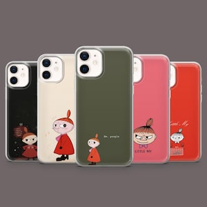 Könnte beinhalten: Fünf Smartphone-Hüllen mit der Figur Little My in verschiedenen Posen und Farben. Die Hüllen sind schwarz, cremefarben, olivgrün, rosa und rot. Eine Hülle enthält den Text 'Ew. people', eine andere 'LITTLE MY' und eine einen kleinen Kalender.