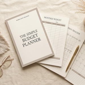 Könnte beinhalten: Ein beigefarbener Budgetplaner mit dem Text THE SIMPLE BUDGET PLANNER auf dem Einband, begleitet von Seiten für Monatsbudget, Sparplaner und Kalender. Ein goldener Stift, eine runde Brille und eine Tasse Latte sind daneben angeordnet.