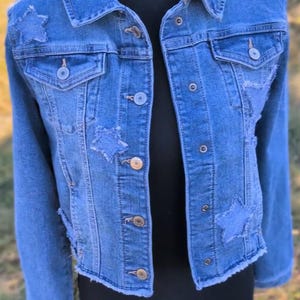 Meisjesjas maat L 10/12 van gerecyclede denim met sterrenprint, handgemaakte boho patchwork spijkerjas, duurzame popster kindermode, country western bovenkleding