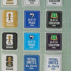 Puede incluir: Una colección de doce pegatinas cuadradas con la marca de la Copa Mundial de la FIFA 2026. Los diseños incluyen el logo del trofeo, Unite For Peace con un icono de corazón, Unite For Education con un libro y el texto Football Unites the World.
