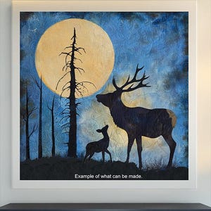 Könnte beinhalten: Gerahmtes Kunstwerk mit einer Silhouette eines Elchs und eines Rehs vor einem Vollmond und Bäumen. Der Hintergrund ist strukturiert blau. Text: "Spindles and Quilts Elk and Fawns Pattern" und "Example of what can be made."